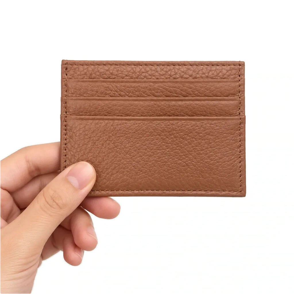 Nouméa — porte-cartes marron tenu en main