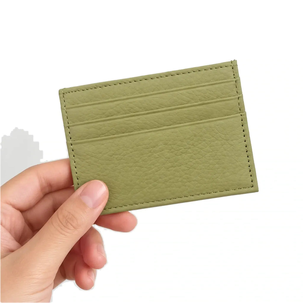 Nouméa — porte-cartes vert olive tenu en main