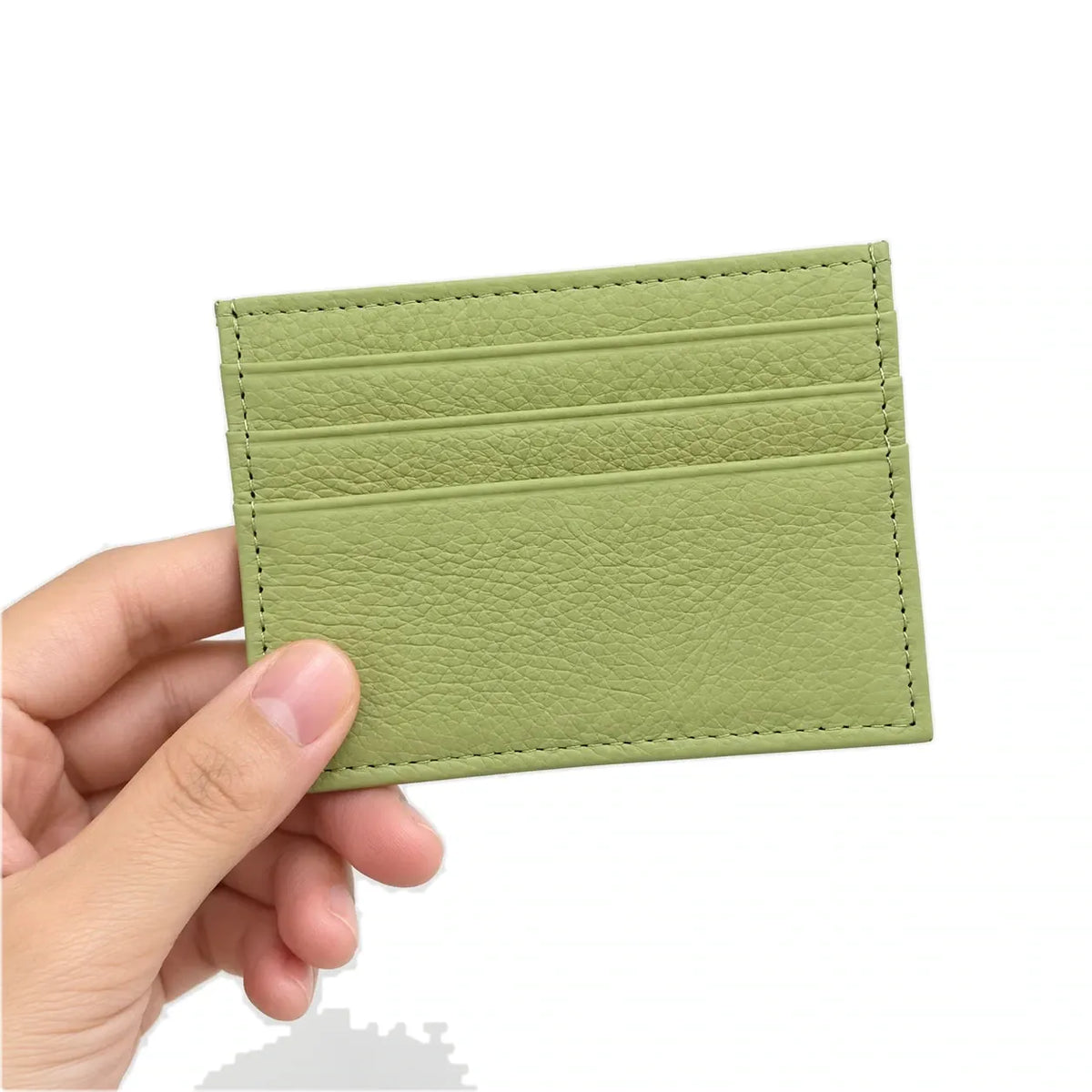 Nouméa — porte-cartes vert clair tenu en main