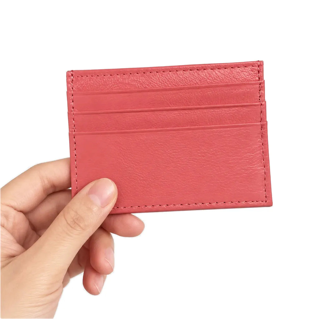 Nouméa — porte-cartes rose rouge tenu en main