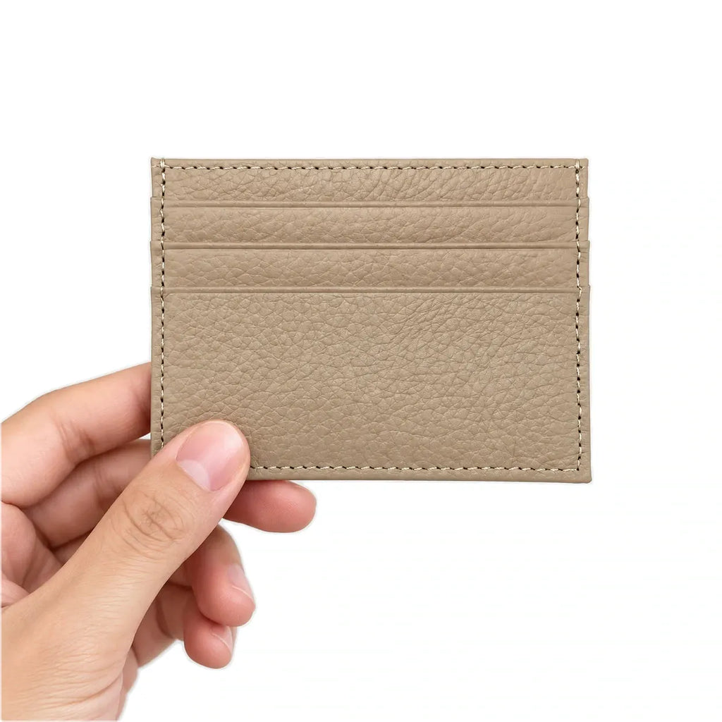 Nouméa — porte-cartes abricot tenu en main