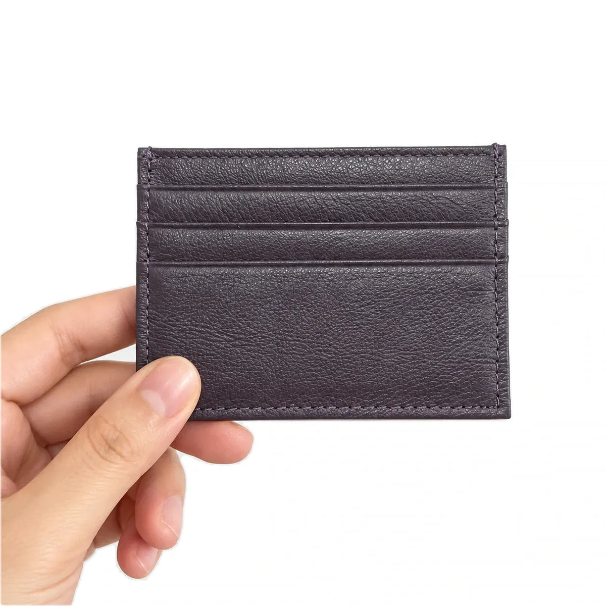 Nouméa — porte-cartes violet foncé tenu en main