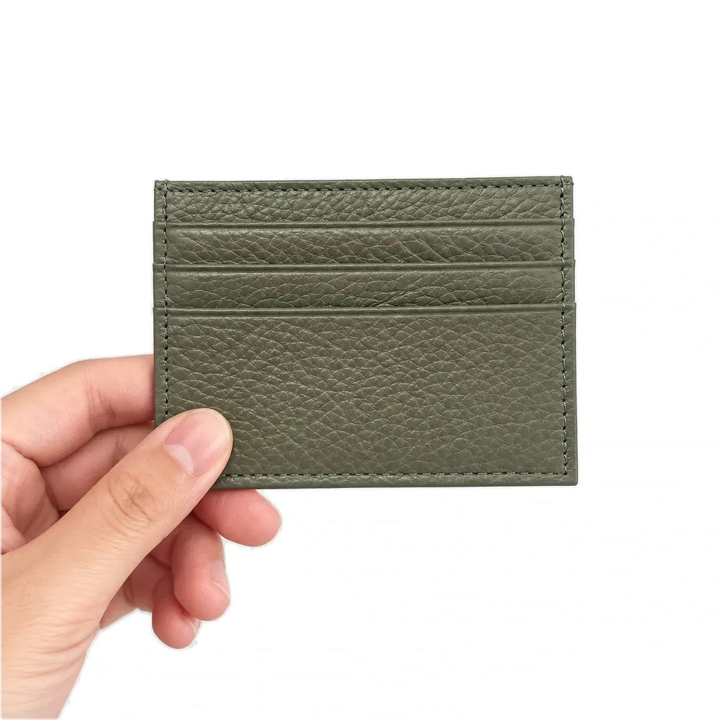 Nouméa — porte-cartes vert armée tenu en main