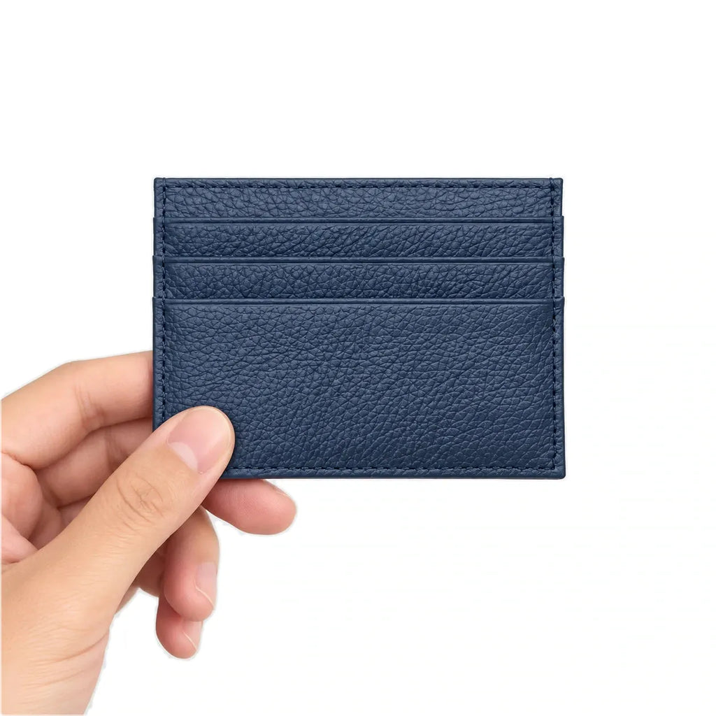 Nouméa — porte-cartes bleu marine tenu en main