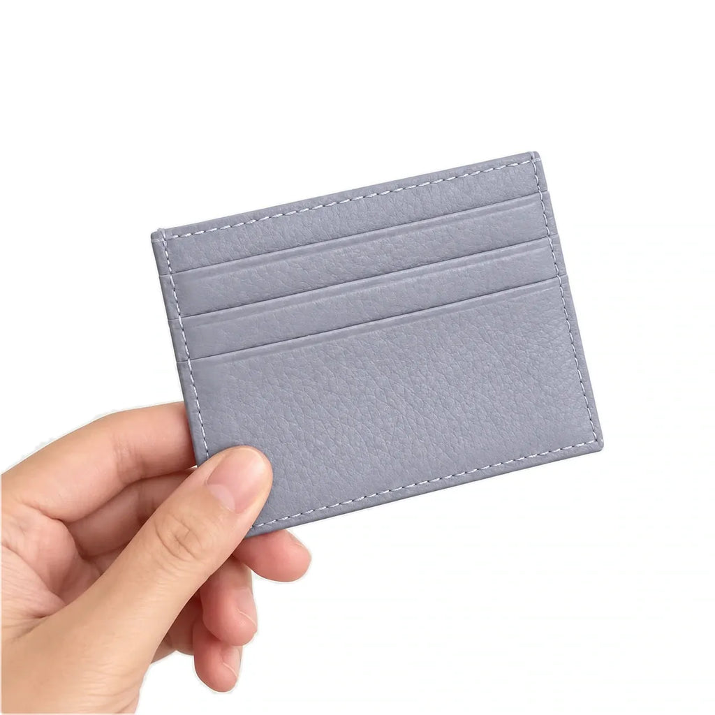 Nouméa — porte-cartes violet clair tenu en main