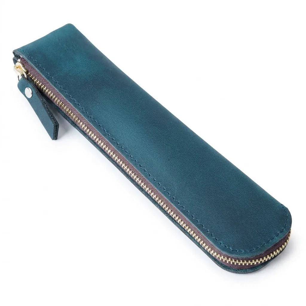 Oullins-Pierre-Bénite - Trousse à crayons en cuir de vache, ligne rétro, packshot sur fond blanc, coloris bleu