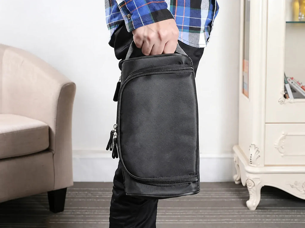 Palaiseau — trousse noire tenue en main