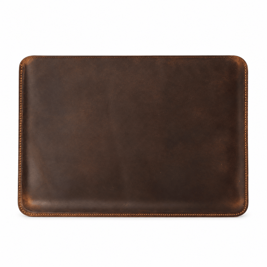Perpignan — housse MacBook en cuir café, vue produit sur fond blanc