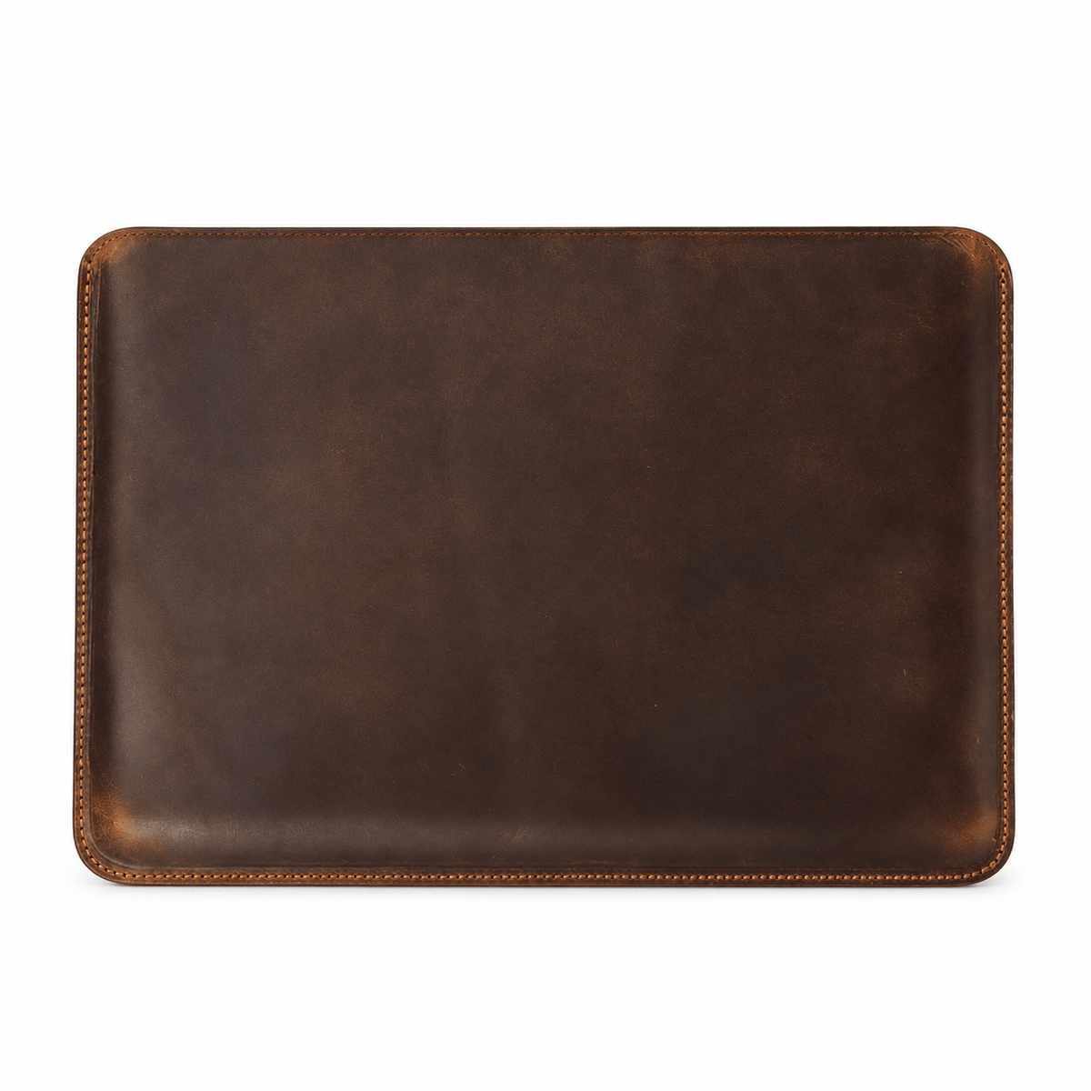 Perpignan — housse MacBook en cuir café, vue produit sur fond blanc