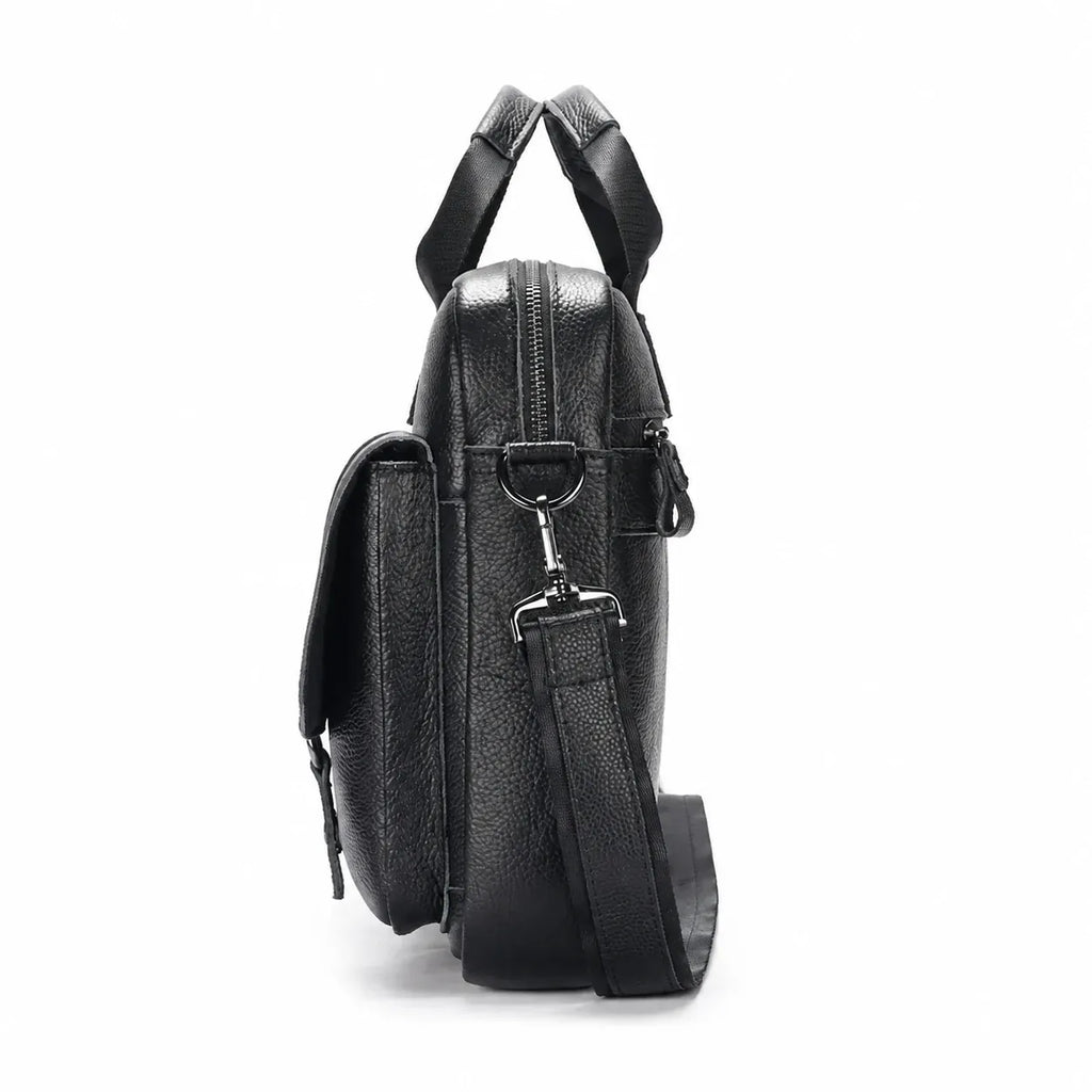 Porte-documents homme noir en cuir, vue de profil sur fond blanc
