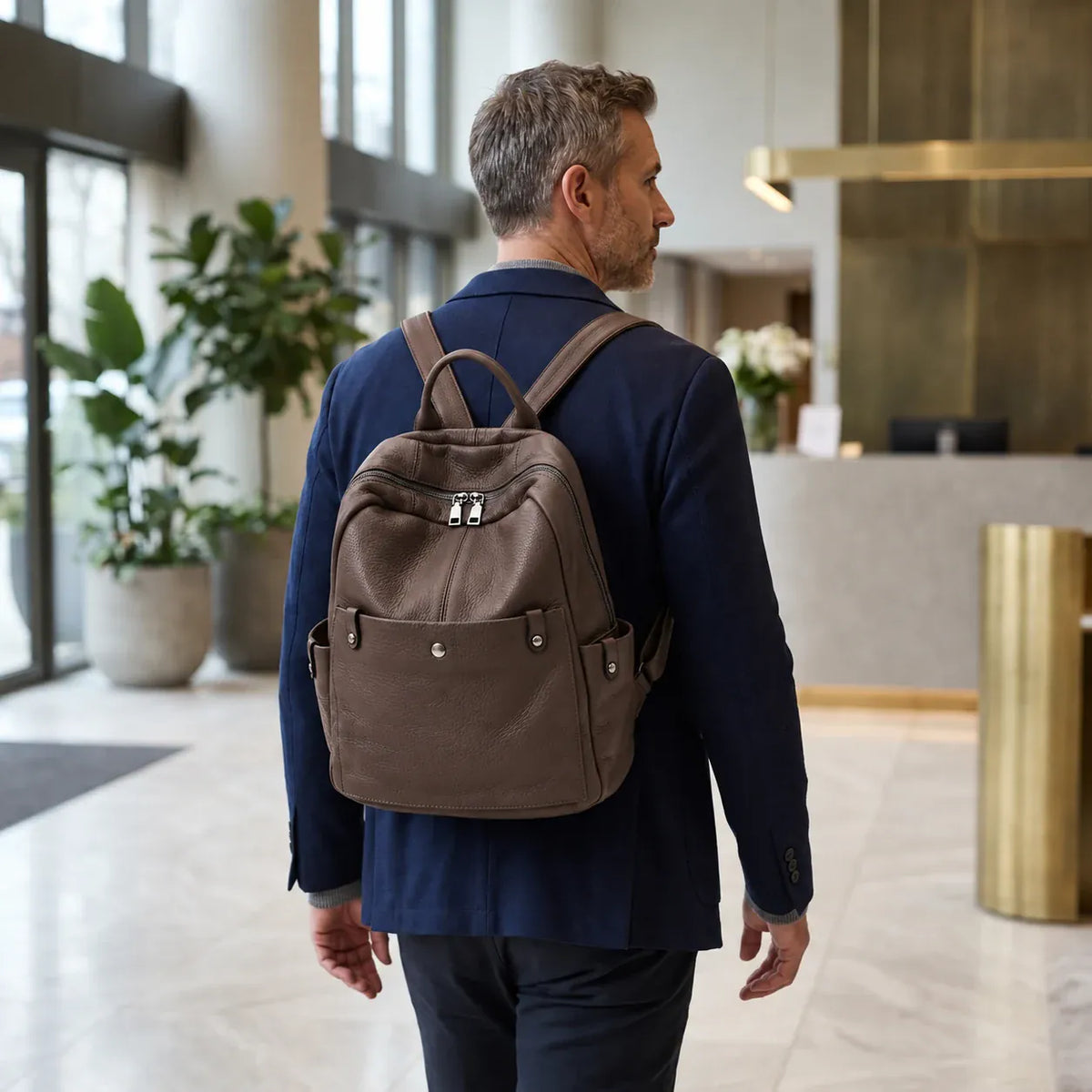 Quimper — sac à dos café porté, vue complète