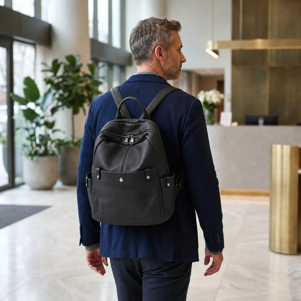 Quimper — sac à dos noir porté, vue complète
