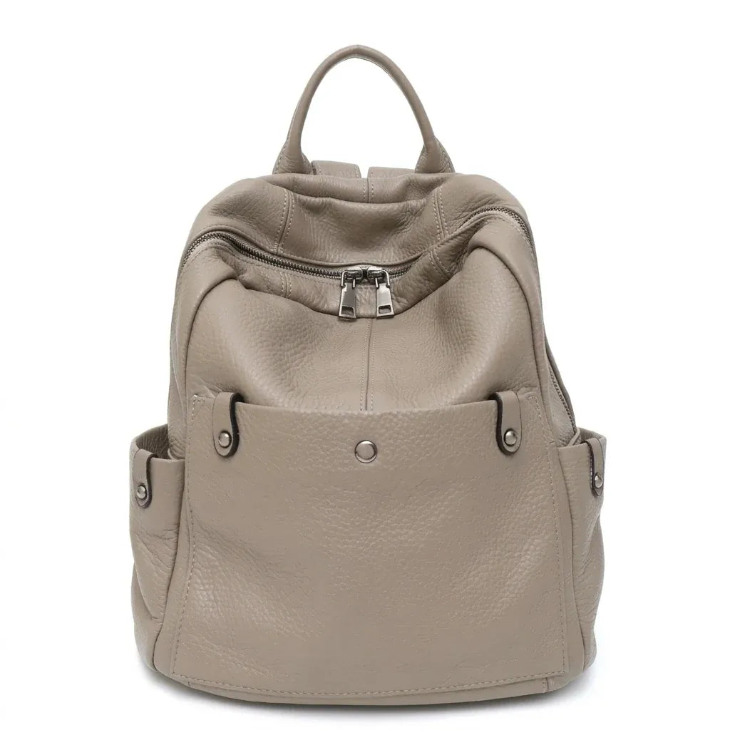 Quimper - Sac à dos en peau de vache souple, usage quotidien, packshot sur fond blanc, coloris kaki