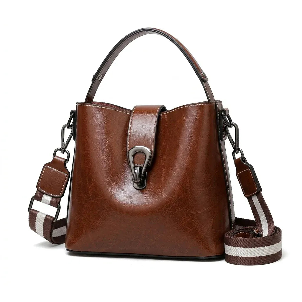 Rezé - Sac seau en cuir véritable ciré à l'huile - packshot sur fond blanc, coloris brun
