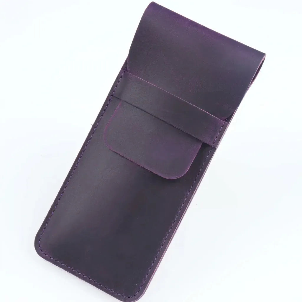 Saint-Maur-des-Fossés - Porte-stylo plume en cuir véritable, fait main - packshot sur fond blanc, coloris violet