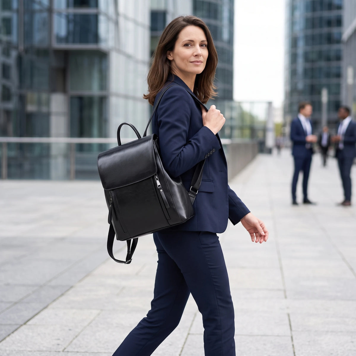 Valence - sac à dos cuir noir porté par une femme au bureau