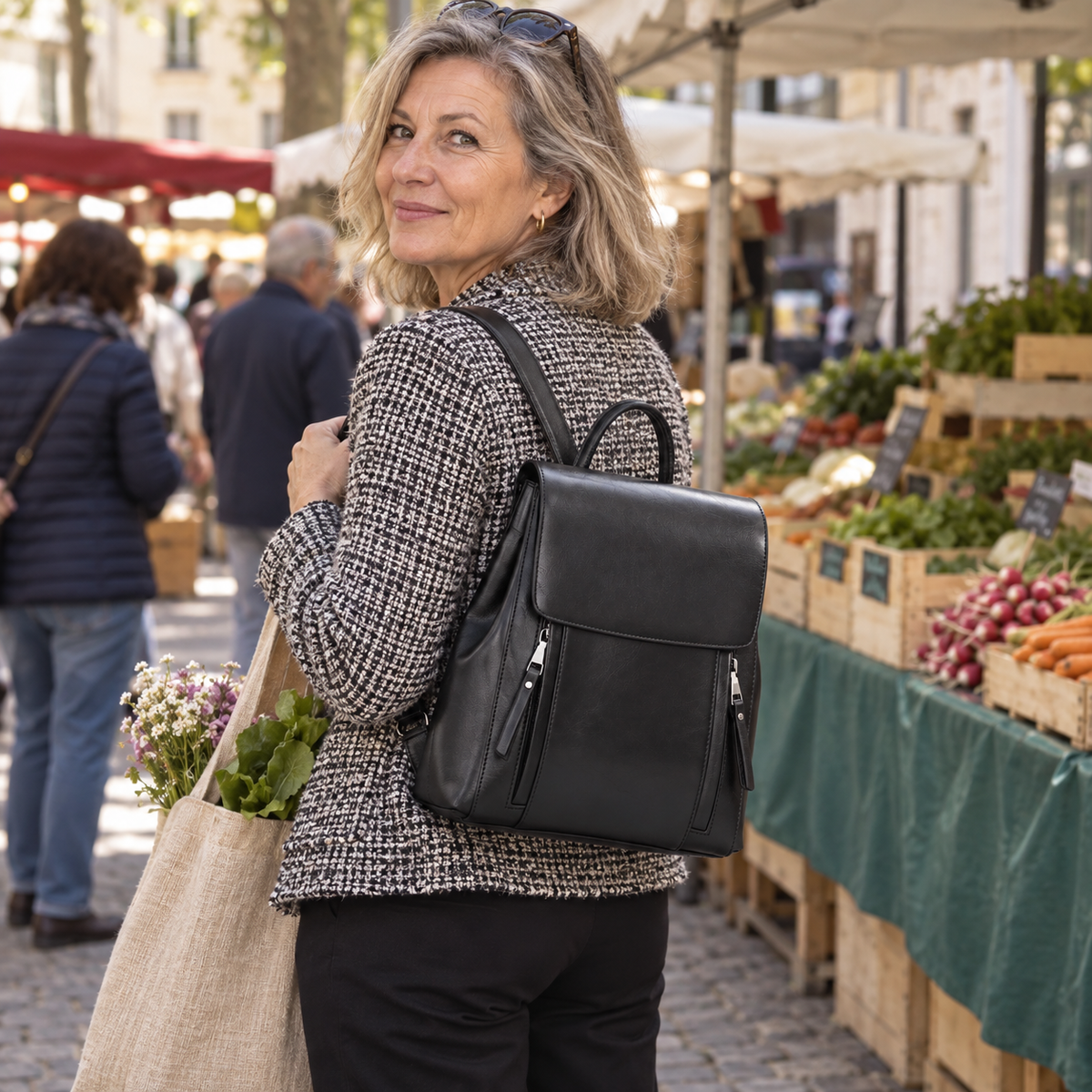 Valence - Sac à dos bandoulière en cuir véritable — photo naturelle en situation, marché de quartier