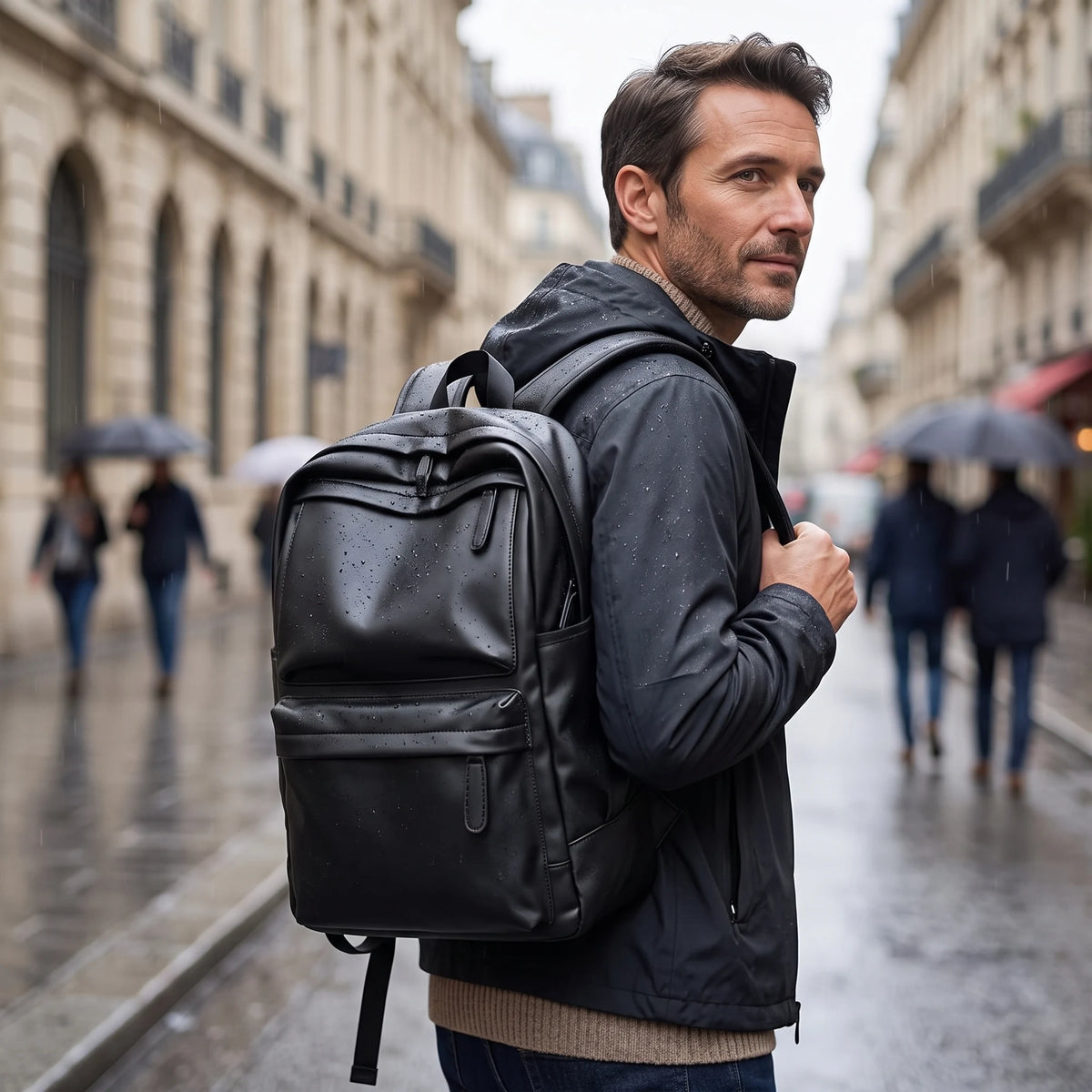 Villejuif - Sac à dos simili cuir, imperméable, mise en situation, coloris noir
